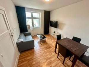 a living room with a table and a dining room at Appartement rénové in Brussels