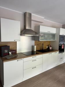 uma cozinha com armários brancos e um fogão em Haus Ilmer em Neustift im Stubaital