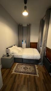 1 dormitorio con 1 cama grande y 1 alfombra en Modern 2-Bedroom Apartment-Dublin City, en Dublín