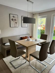 uma sala de jantar com mesa e cadeiras em Haus Ilmer em Neustift im Stubaital