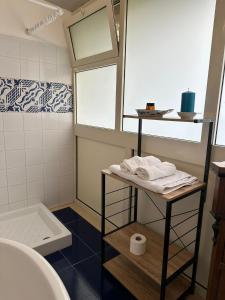 Baño pequeño con lavabo y aseo en Casa Patrizia, en Giardini Naxos