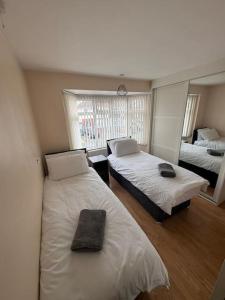 Llit o llits en una habitació de Beautiful Home near Birmingham