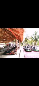 eine Gruppe Kajaks wird unter einem Gebäude geparkt in der Unterkunft Koh RhongSunshine Resort2 in Phumĭ Kaôh Rŏng