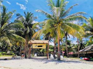 een resort met palmbomen op het strand bij Koh RhongSunshine Resort2 in Phumĭ Kaôh Rŏng
