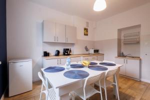 Kuchyň nebo kuchyňský kout v ubytování Apartamenty przy Parku