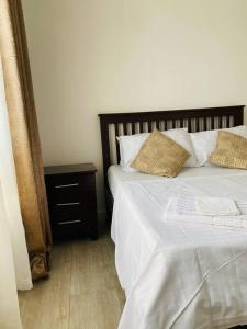 Säng eller sängar i ett rum på Serenity Homes Arusha