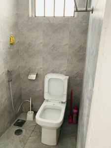 Ett badrum på Serenity Homes Arusha