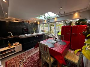 een keuken met een tafel met een rode tafellaken bij Tinky's Residence in Birmingham