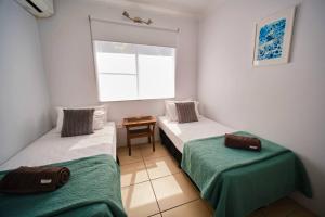 Habitación con 2 camas y ventana en Serenity en Picnic Bay