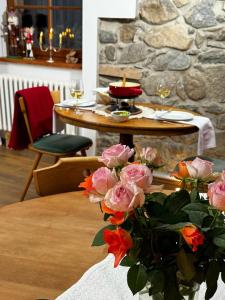 stół z wazonem kwiatów na stole w obiekcie Boutique Hotel and Apartments Pension Sternen w mieście Todtmoos