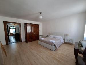 サン・ヴィート・アル・タリアメントにあるLa casa di Feliceのベッドルーム1室(ベッド1台付)