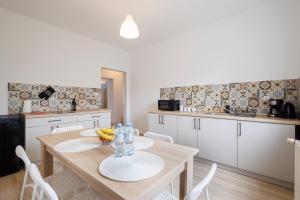 Kuchyň nebo kuchyňský kout v ubytování Apartamenty przy Parku