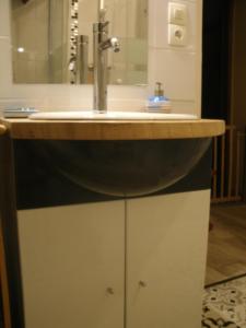 um lavatório de casa de banho com uma bancada de madeira em Chambre Sologne em Saint-Julien-sur-Cher