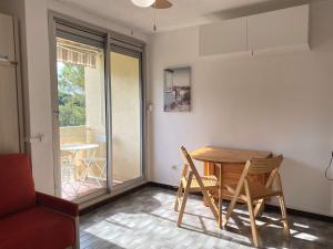 a dining room with a table and two chairs at Studio Balaruc-les-Bains, 1 pièce, 2 personnes - FR-1-553-134 in Balaruc-les-Bains