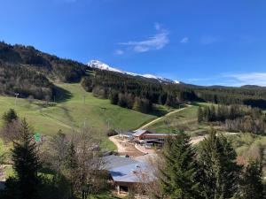 Vaizdas į baseiną apgyvendinimo įstaigoje Au pied des pistes Côte 2000 - Le Balcon de Villard de Lans arba netoliese