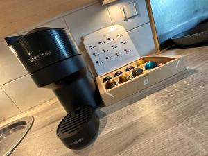 een zwarte camera naast een doos ballen bij BNB Bed N Breakfast in Edinburgh