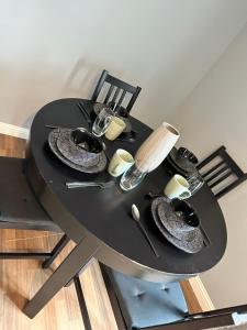 een zwarte tafel met borden en keukengerei erop bij BNB Bed N Breakfast in Edinburgh