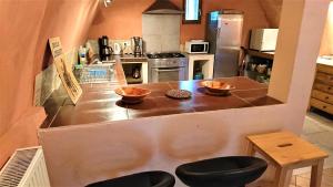 a kitchen with two bowls on top of a counter at Camping White Rock in Castellane