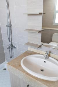 A bathroom at Spacious Studio Near Arkan Plaza