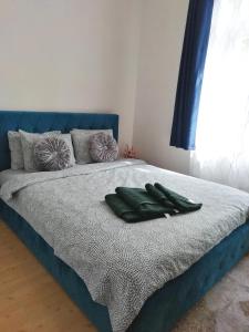 uma cama azul com duas almofadas verdes em Beach 1 minuta, Grand Hotel, Sheraton, molo, Best location em Sopot