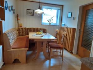 een woonkamer met een tafel en een bank bij Gemütliches Appartement in Abtenau mit Garten und Terrasse in Abtenau