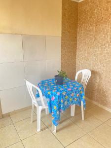 費拉迪聖安娜的住宿－Flats com cozinha，上面有盆栽的桌子