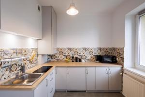 Kuchyň nebo kuchyňský kout v ubytování Apartamenty przy Parku