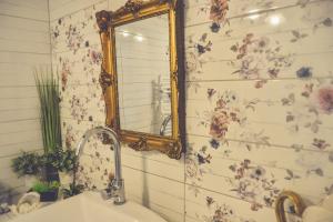 bagno con specchio e lavandino di Édes Otthon Vendégház a Nagybörzsöny