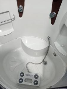 - une télécommande dans un lavabo dans la salle de bains dans l'établissement Garsoniera Herculane, à Băile Herculane