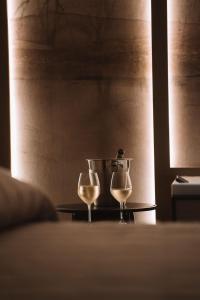 deux verres de vin blanc assis sur une table dans l'établissement Comàr suite, à Monopoli 14 autres photos