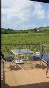 uma mesa e cadeiras num deque com vista para um campo em Wohnung in der ersten Etage mit Blick auf die Weinberge em Kröv