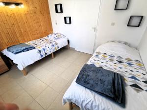 Zimmer mit 2 Betten in einem Zimmer in der Unterkunft Entre mer et foret 2 in Jard-sur-Mer