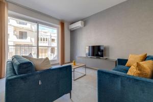 TV a/nebo společenská místnost v ubytování Urban Oasis 3BR Duplex in a Prime Location