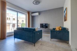 TV a/nebo společenská místnost v ubytování Urban Oasis 3BR Duplex in a Prime Location