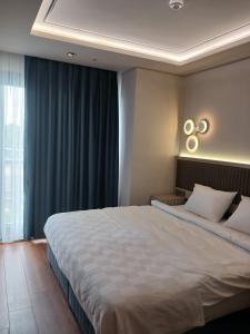 - une chambre avec un grand lit et une fenêtre dans l'établissement Theodosius Hotel, à Istanbul