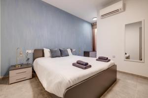 Postel nebo postele na pokoji v ubytování Urban Oasis 3BR Duplex in a Prime Location + 36 fotografií