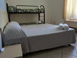 - une chambre avec un lit et 2 serviettes dans l'établissement La Locanda del Convento, à Tropea