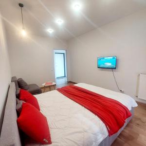 1 dormitorio con 1 cama y TV en la pared en Новобудова ЗЕЛЕНА 261 Пасічна Сихівська en Leópolis