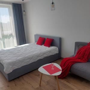 ein Schlafzimmer mit einem Bett, einem Sofa und einem Tisch in der Unterkunft Новобудова ЗЕЛЕНА 261 Пасічна Сихівська in Lwiw