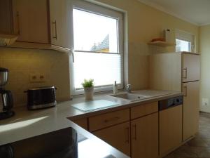 eine Küche mit Spüle und Fenster in der Unterkunft Moderne Ferienwohnung in Pudagla mit Grill, Garten und Terrasse in Pudagla + 7 Fotos