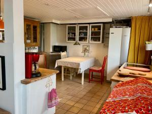 una cucina e una sala da pranzo con tavolo, cucina e tavolo di pallisgaard B&B a Struer