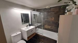 łazienka z toaletą, umywalką i wanną w obiekcie Calming mountain view apartment w Nikozji