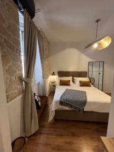 um quarto com uma cama e uma parede de pedra em Studios Ani em Split