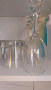 un jarrón de cristal transparente sentado en la parte superior de un estante en Quiet and cozy cunuco guesthouse in Savaneta en Savaneta