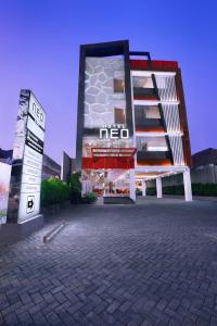 een gebouw met een bord ervoor bij Hotel Neo Gubeng by ASTON in Surabaya