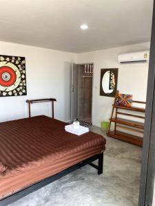 ein Schlafzimmer mit einem Bett und einer Treppe darin in der Unterkunft Sunset Serenity Retreat in Ko Phangan