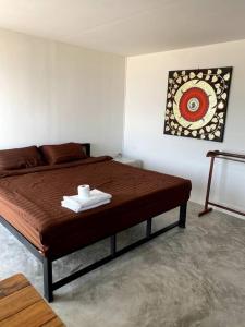 ein Schlafzimmer mit einem Bett in einem Zimmer in der Unterkunft Sunset Serenity Retreat in Ko Phangan