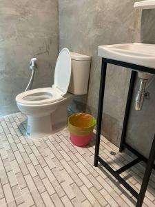 ein Bad mit einem WC und einem Waschbecken in der Unterkunft Sunset Serenity Retreat in Ko Phangan