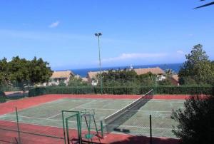 kort tenisowy z oceanem w tle w obiekcie La casa al Rais w mieście Finale