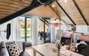 O zonă de relaxare la 3 Bedroom Cozy Home In Rødby
